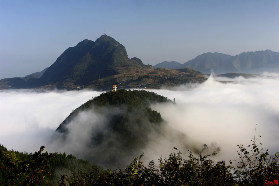  p>乌峰山是镇雄县的象征,是镇雄人民的名片,是镇雄县城的天然屏障.