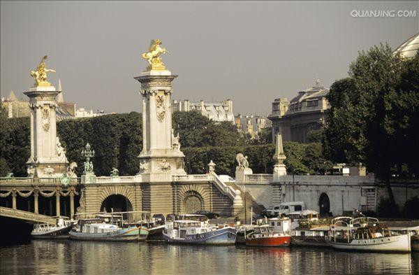  p data-id="gnx4f8atsf">塞纳河畔项目位于武汉中央活动区稀缺滨水