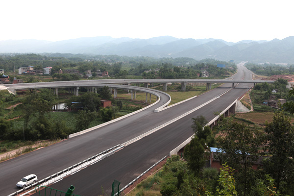  p>重庆—成都高速公路,简称渝蓉高速,又称渝蓉高速公路,别名"成渝