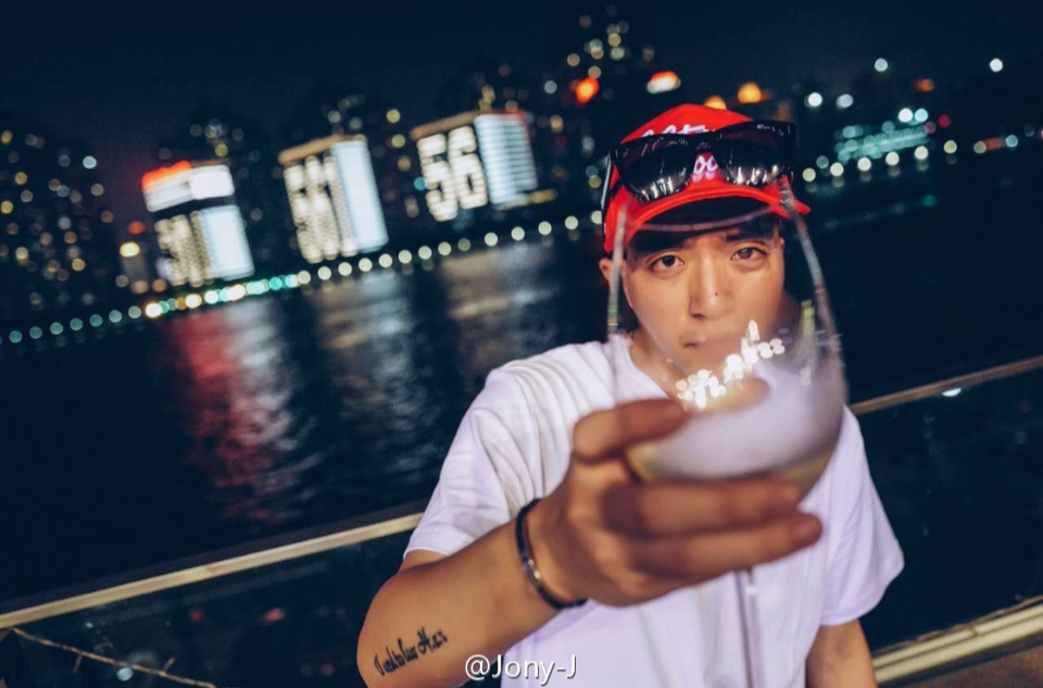  p data-id="gncoyjvfmy">jony j,本名肖佳,1989年12月28日出生于福建