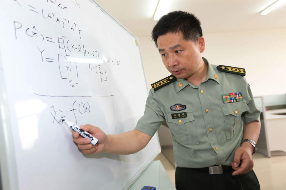 男,中国西北某基地研究员,导弹试验专家,博士毕业于国防科技大学航天