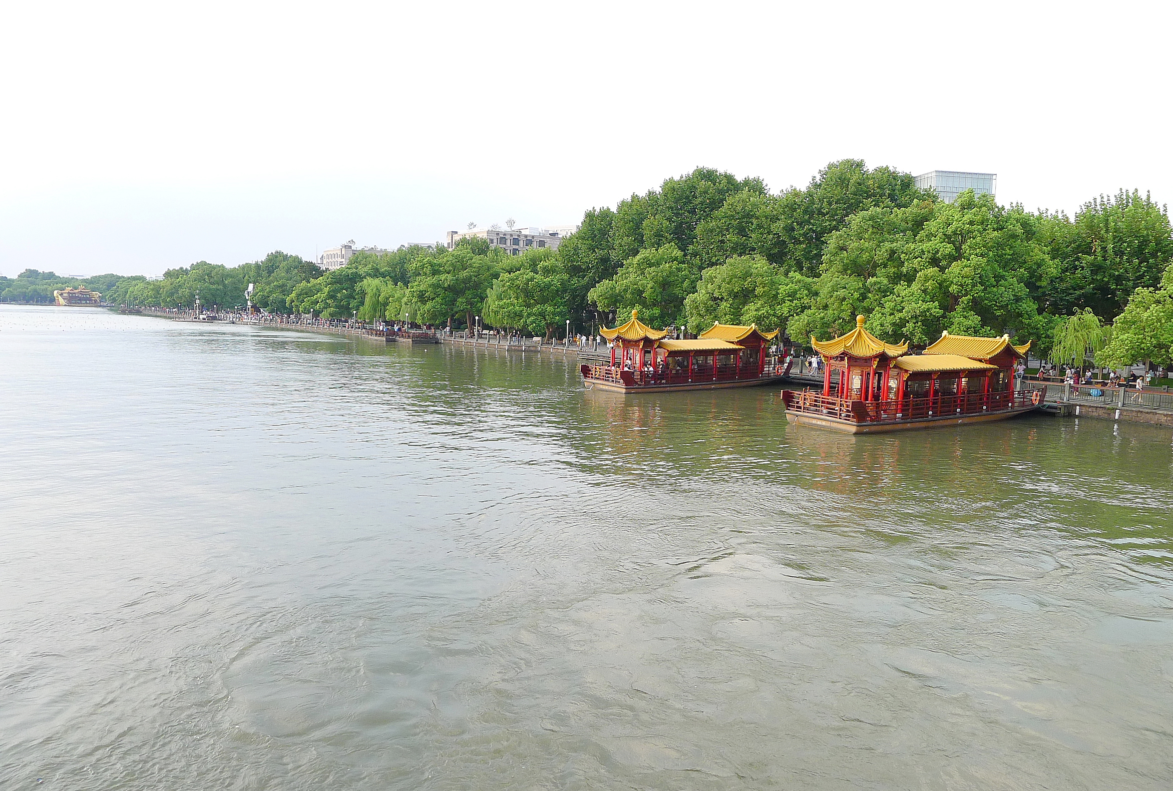  p>杭州西湖风景名胜区,位于浙江省杭州市中心,分为湖滨区,湖心区