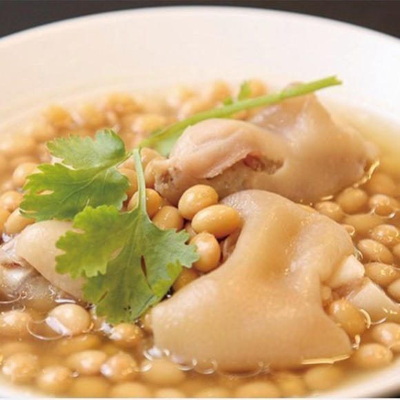  p>黄豆炖猪皮是 a href="#" data-lemmaid="747974">黄豆 /a>,猪皮等