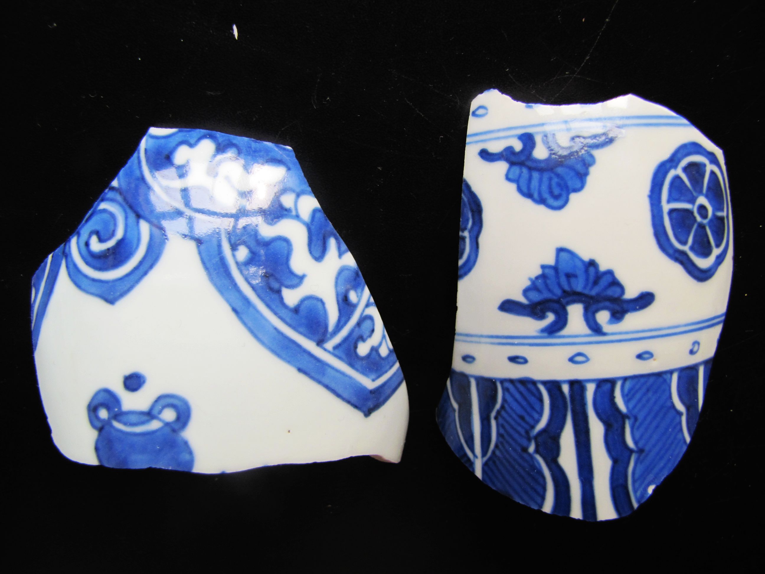  p>蕉叶纹特指以蕉叶图样作二方连续展开形成的装饰性图案.