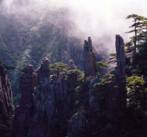  p data-id="gnzla965sc">仙人下棋位于黄山始信峰右侧,像是几个身着