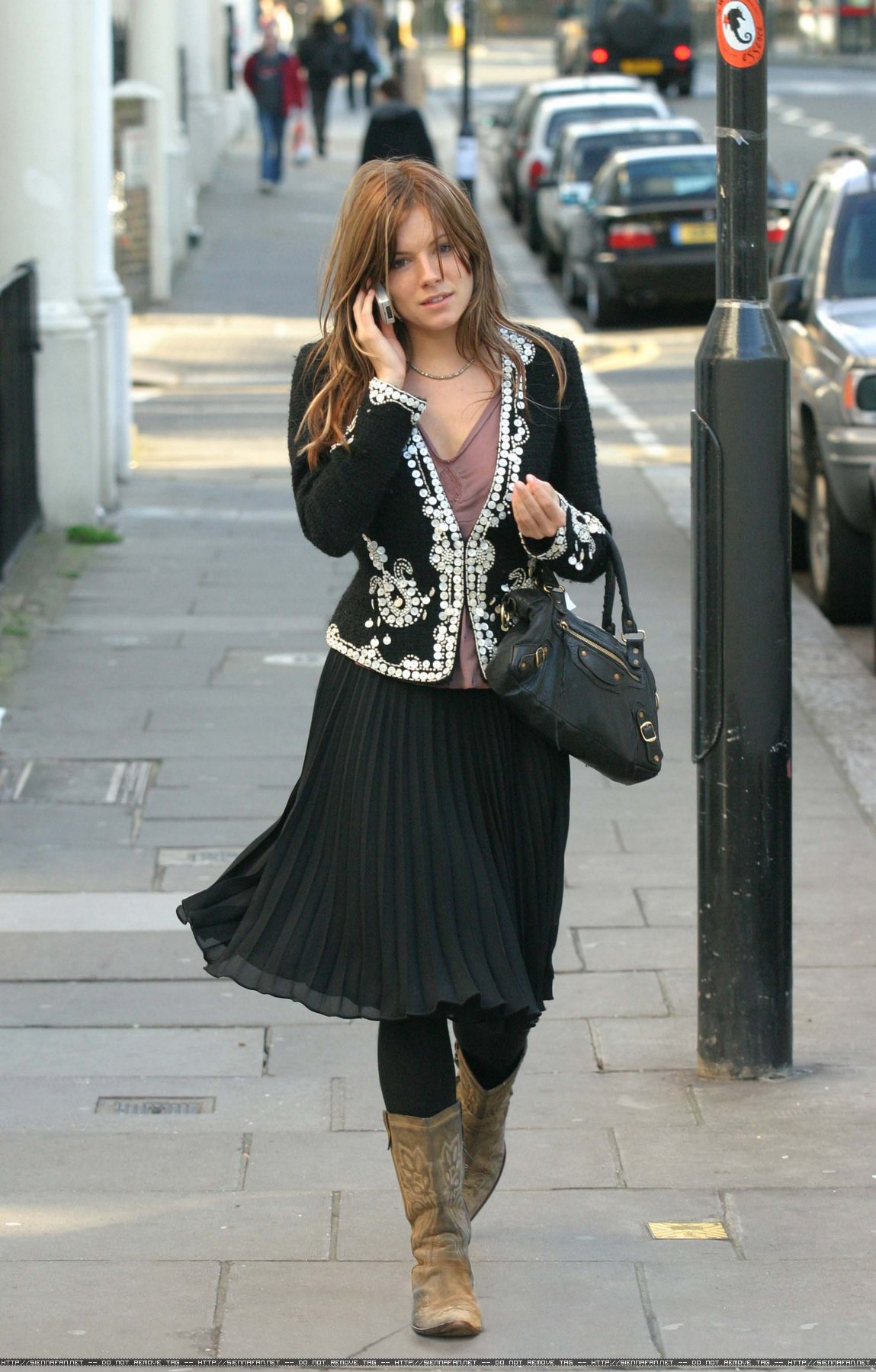  p>西耶娜·米勒(sienna miller),1981年12月28日出生于美国纽约,英美