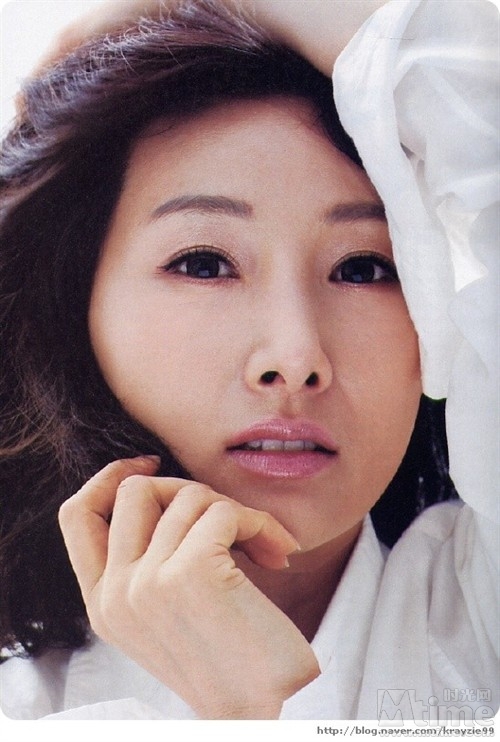  p>严智苑 i>(         ) /i>,1977年12月25日出生于韩国大邱广域市