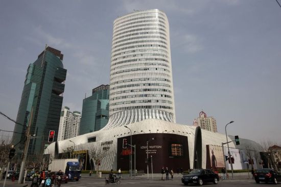  p>2013年1月17日,上海闹市现"靴子楼",外形酷似马靴遭吐槽.