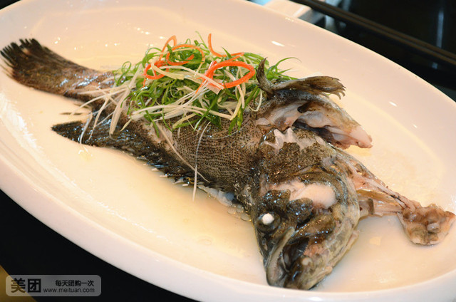  p>古法蒸石斑,是一道清蒸菜品,选取石斑鱼,加入冬笋,香菇,熟火腿,加