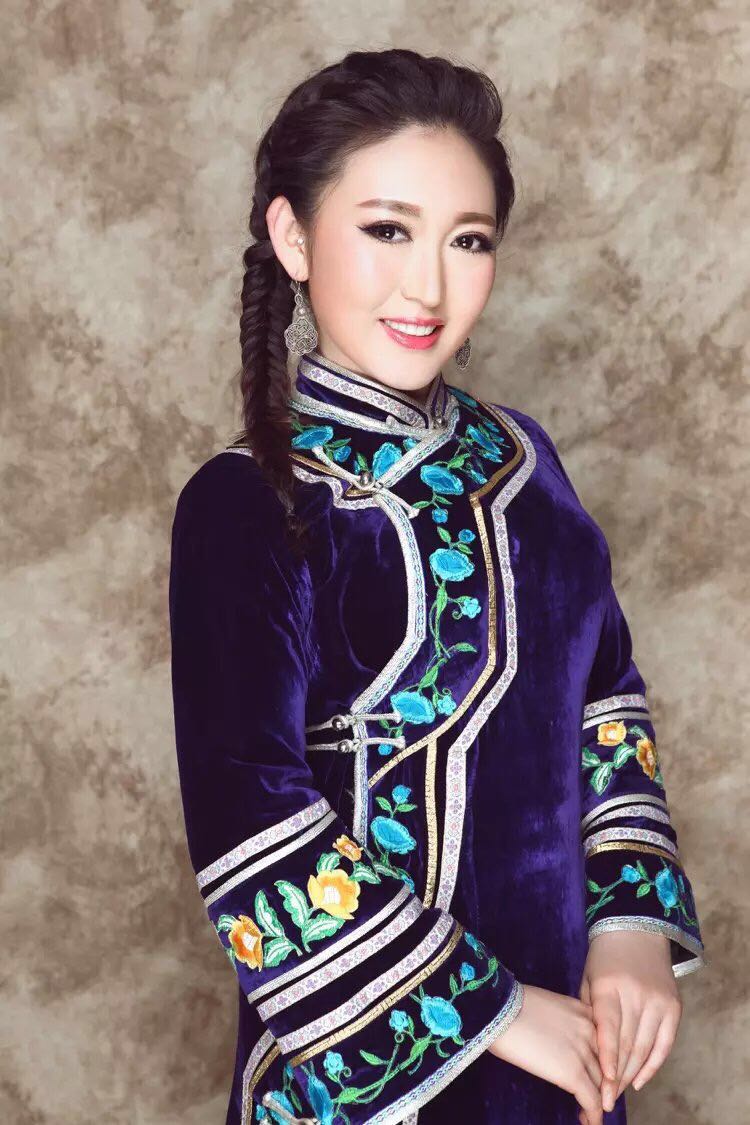  span class="ref" data-ctrid="sn7kaw6hcxkn">达斡尔族女高音歌唱家