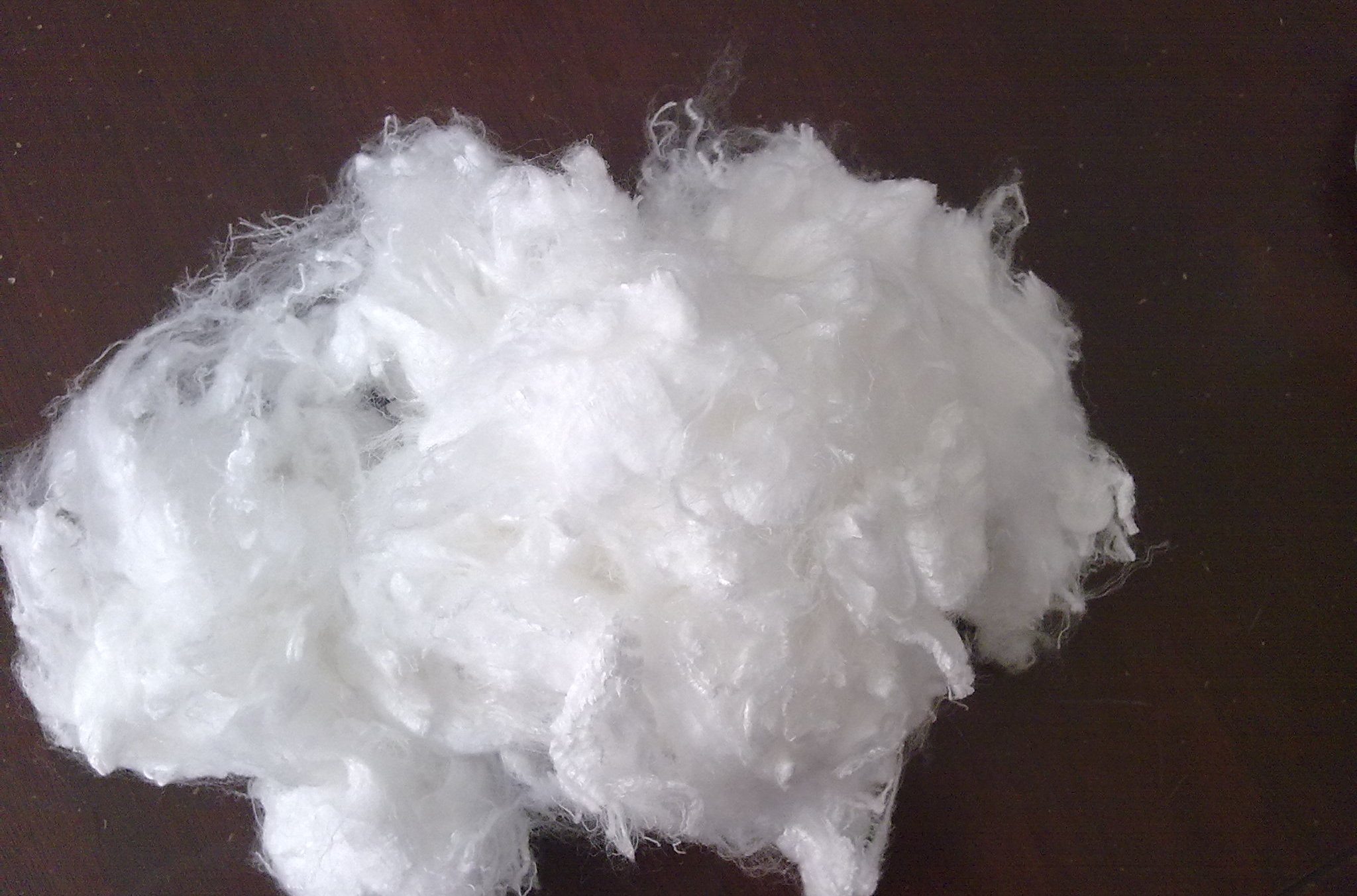  p>抗裂纤维是一种是采用100%聚丙烯为原料,通过独特的工艺和设备