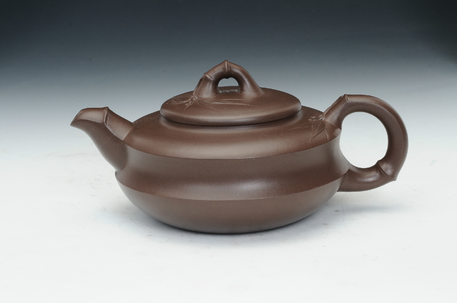  p>范丽静,国家工艺美术师,优秀青年陶艺家,范家壶庄成员,龙德堂艺术