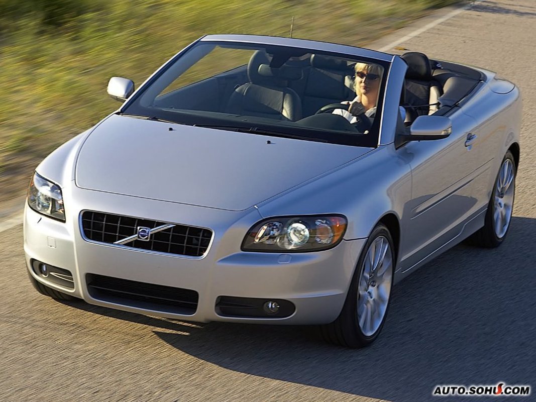 沃尔沃c70是一款可以全方位满足驾驶者多重需求的三折式硬顶四座敞篷