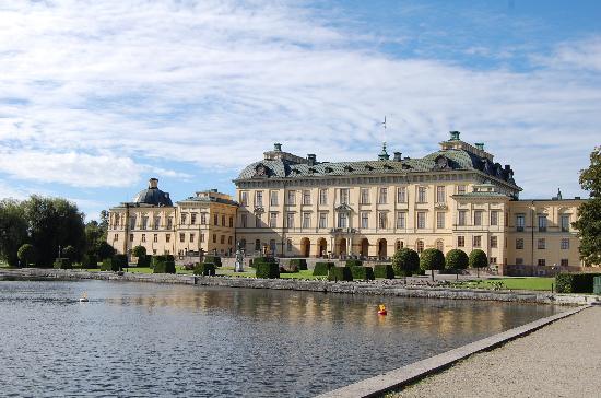  p>瑞典皇宫(kungliga slottet)建于公元17世纪,为一座方形小城堡,在