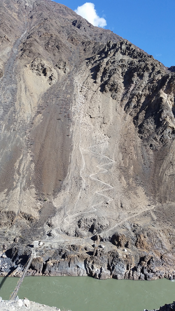 位于察隅县古拉乡东部怒江西岸,典型的高山峡谷地带,气候干旱,地质
