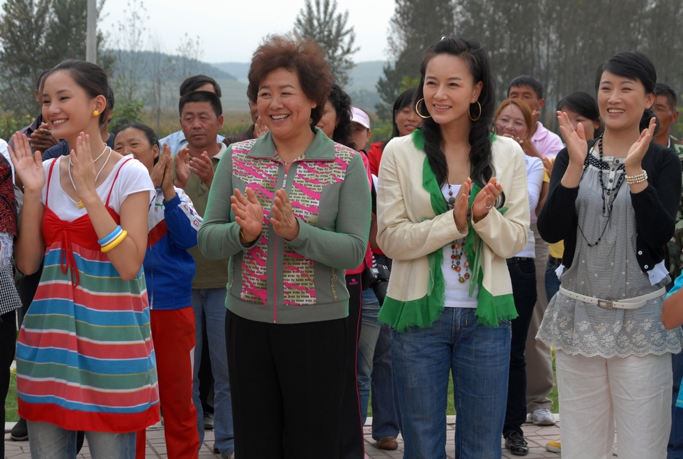  p>《喜临门》是上海电影 i>(集团) /i>公司上海电影制片厂等出品的