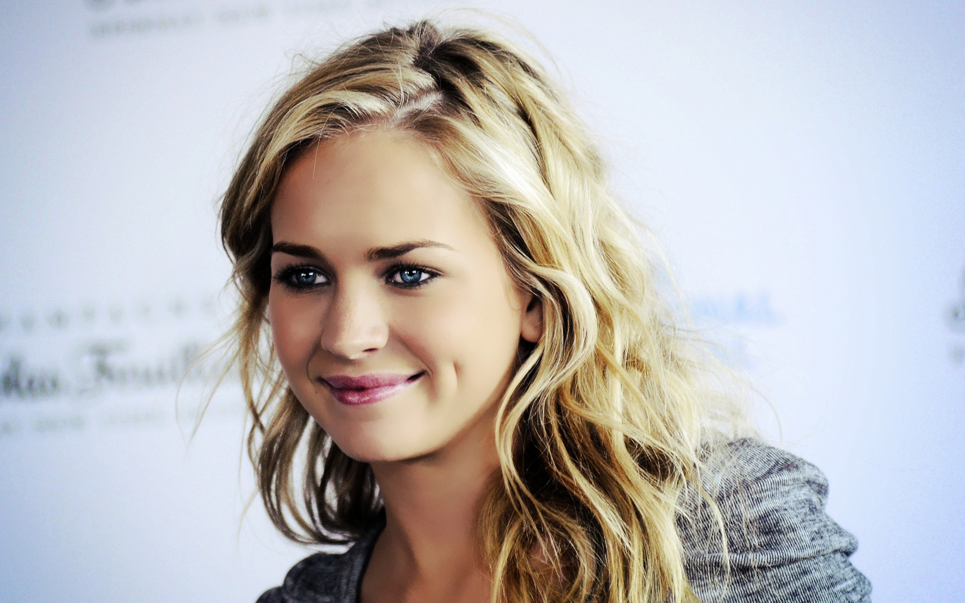 robertson),1990年4月18日出生于美国北卡罗纳莱州夏洛特市,美国演员