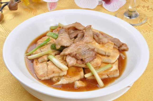 五花腩炖豆腐