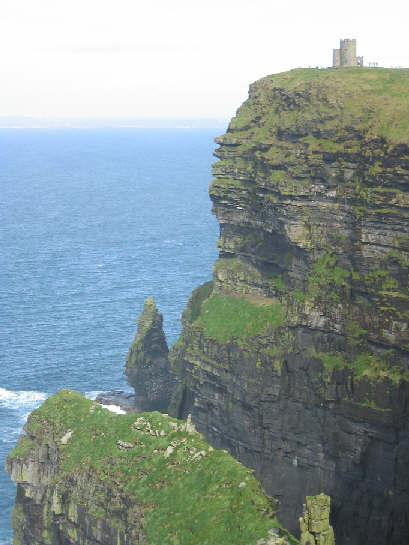 悬崖面向浩瀚无际的大西洋,以奇险闻名.