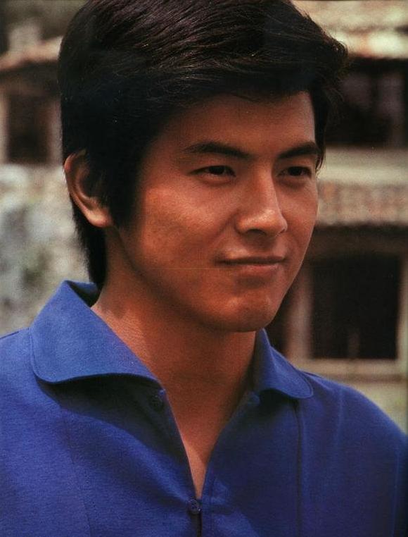 1952年1月28日出生于日本山梨县盐山市(后并入甲州市),日本影视男演员