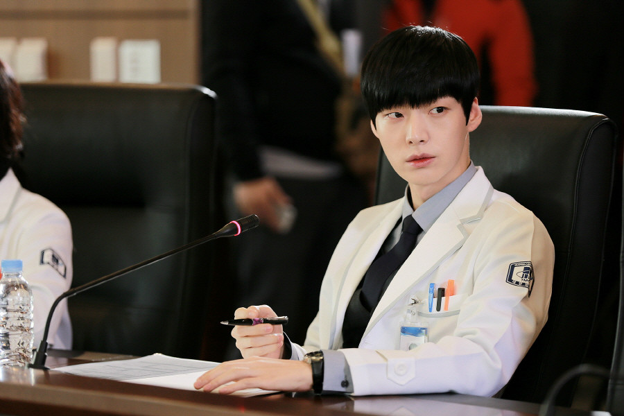  p>《blood》是韩国kbs于2015年2月16日起播出的月火连续剧,由祁民秀