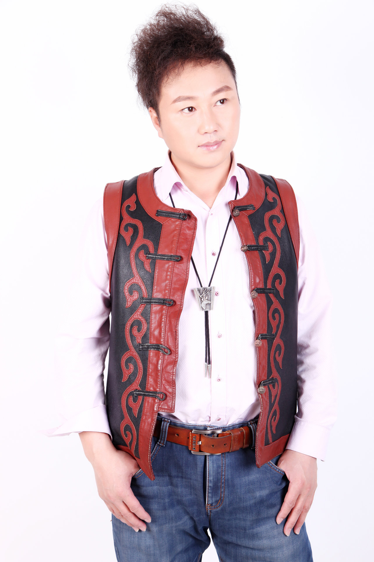  p>德龙(蒙语名字--布日古德),一位来自科尔沁草原的蒙古族青年歌手