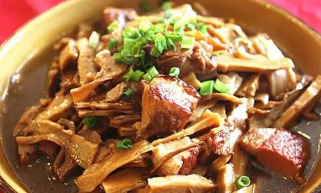  p>笋干烧肉是一道美味可口的名菜,制作原料有五花肉,干笋,香葱等.