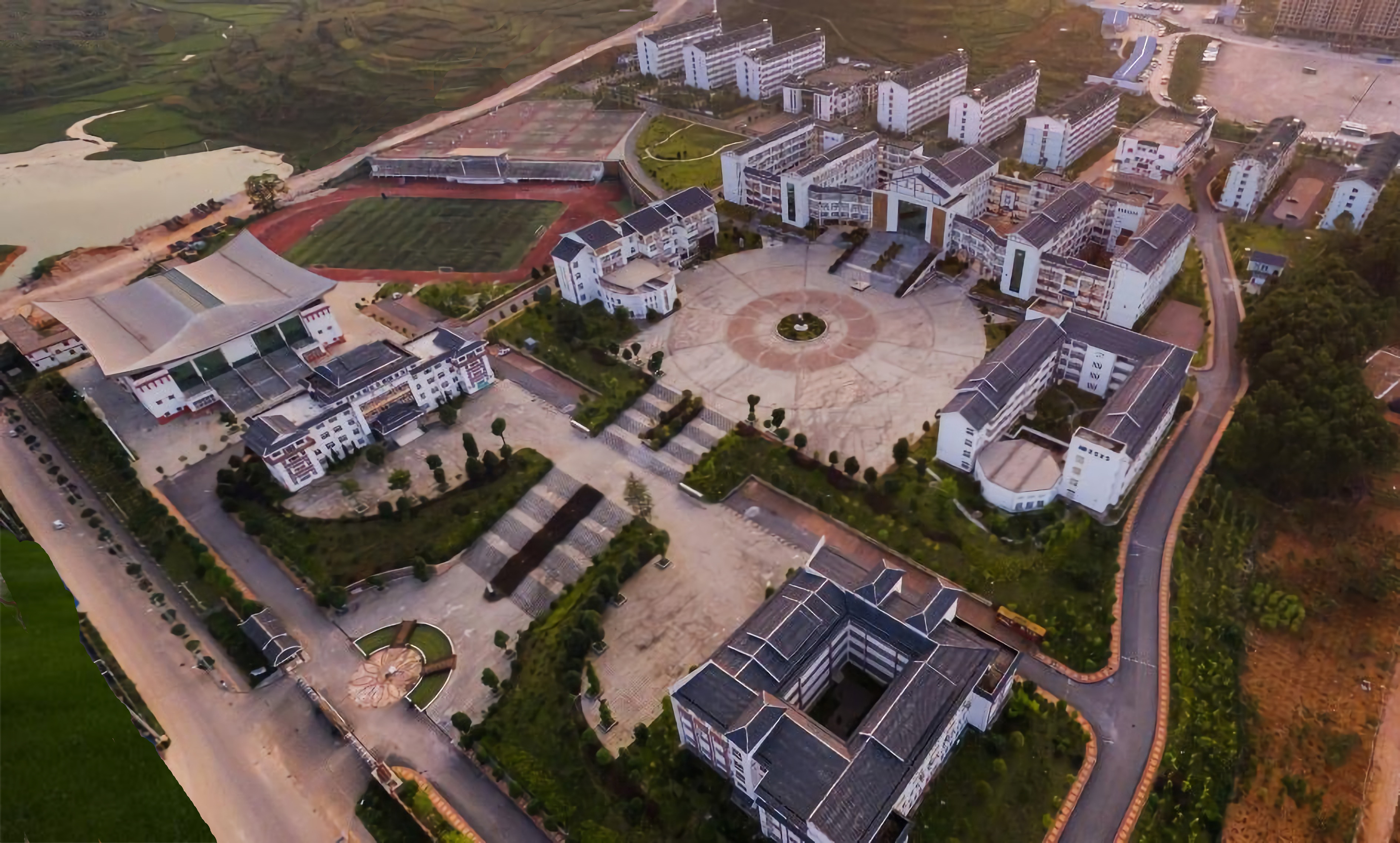 是凯里市教育局主管的一所中学,是贵州省一类示范性普通高中,全国