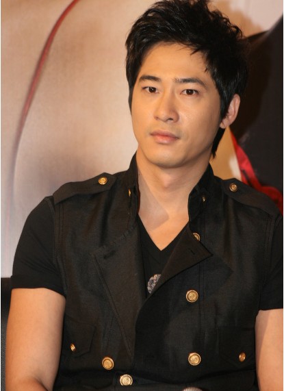  p>姜至奂(         ),本名赵太奎,毕业于韩国湖西专门学校视觉设计