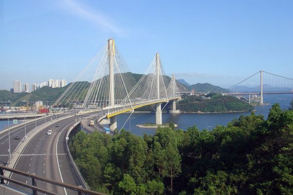  p>随着香港于80及90年代的急促经济增长,其基建发展亦随之并进.