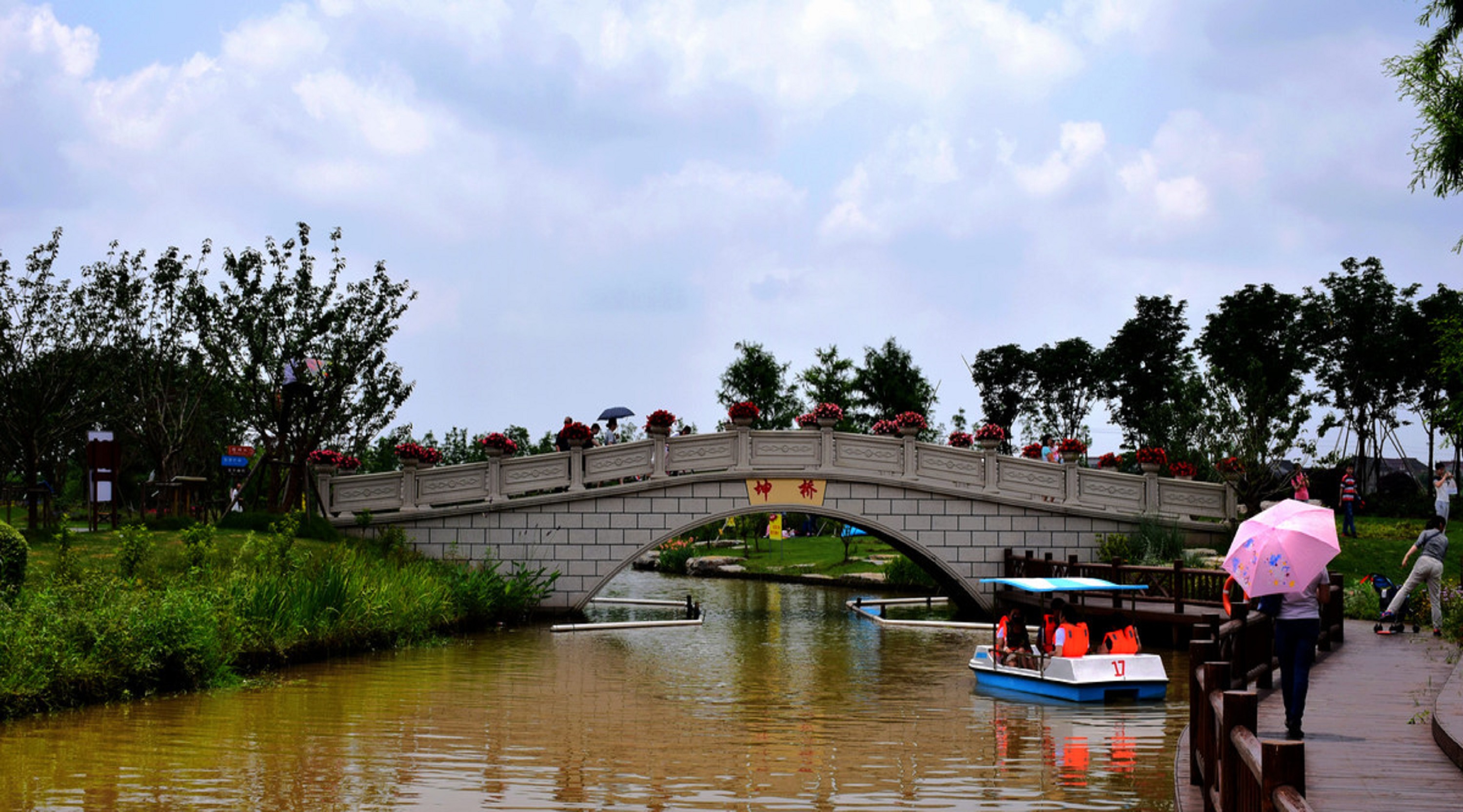  p data-id="gnbksccnf8">周浦花海位于上海 a target="_blank" href=