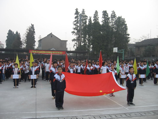  p>油车港镇中心小学坐落于风景秀丽的秀洲区澄溪之畔.