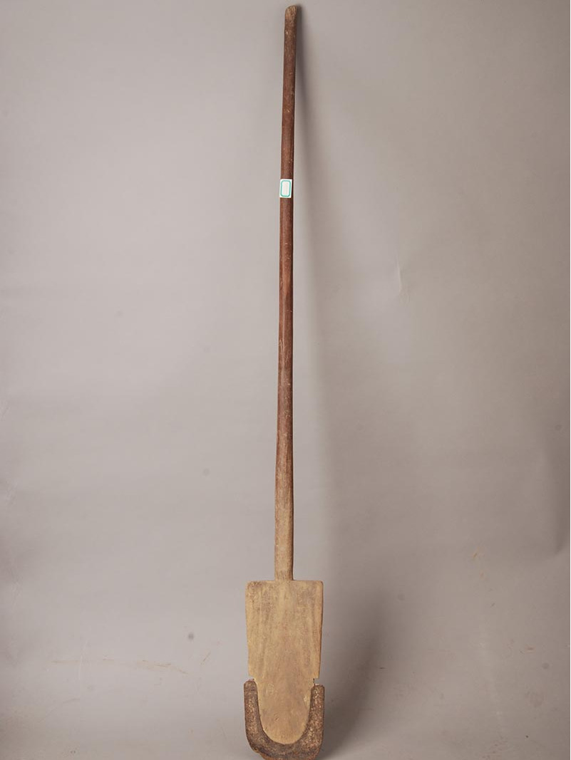 现代壮族耒是木竹器类文物,三级文物,生产工具,现收藏于右江民族