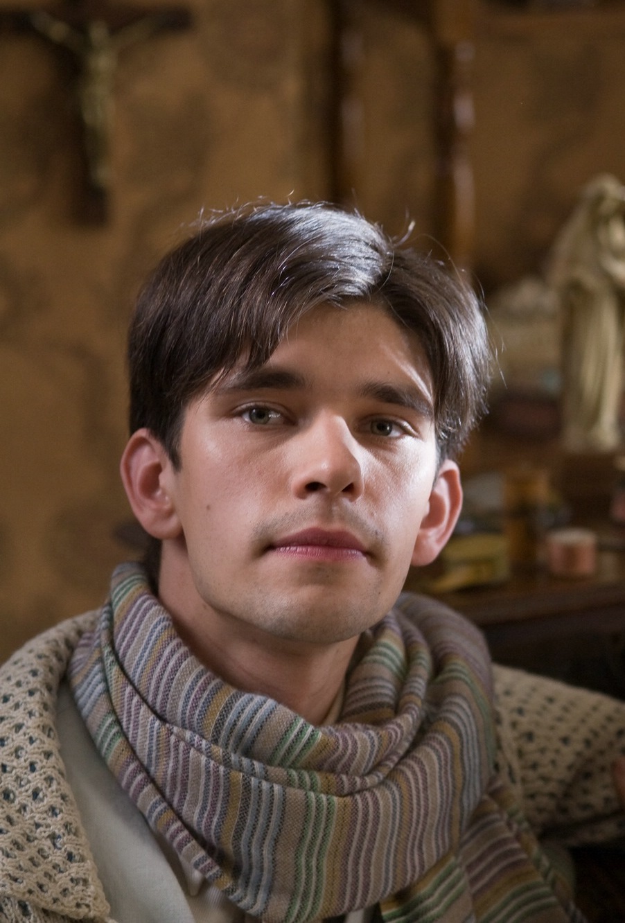 年10月14日出生于英国贝德福德郡,毕业于英国皇家戏剧学院,英国男演员