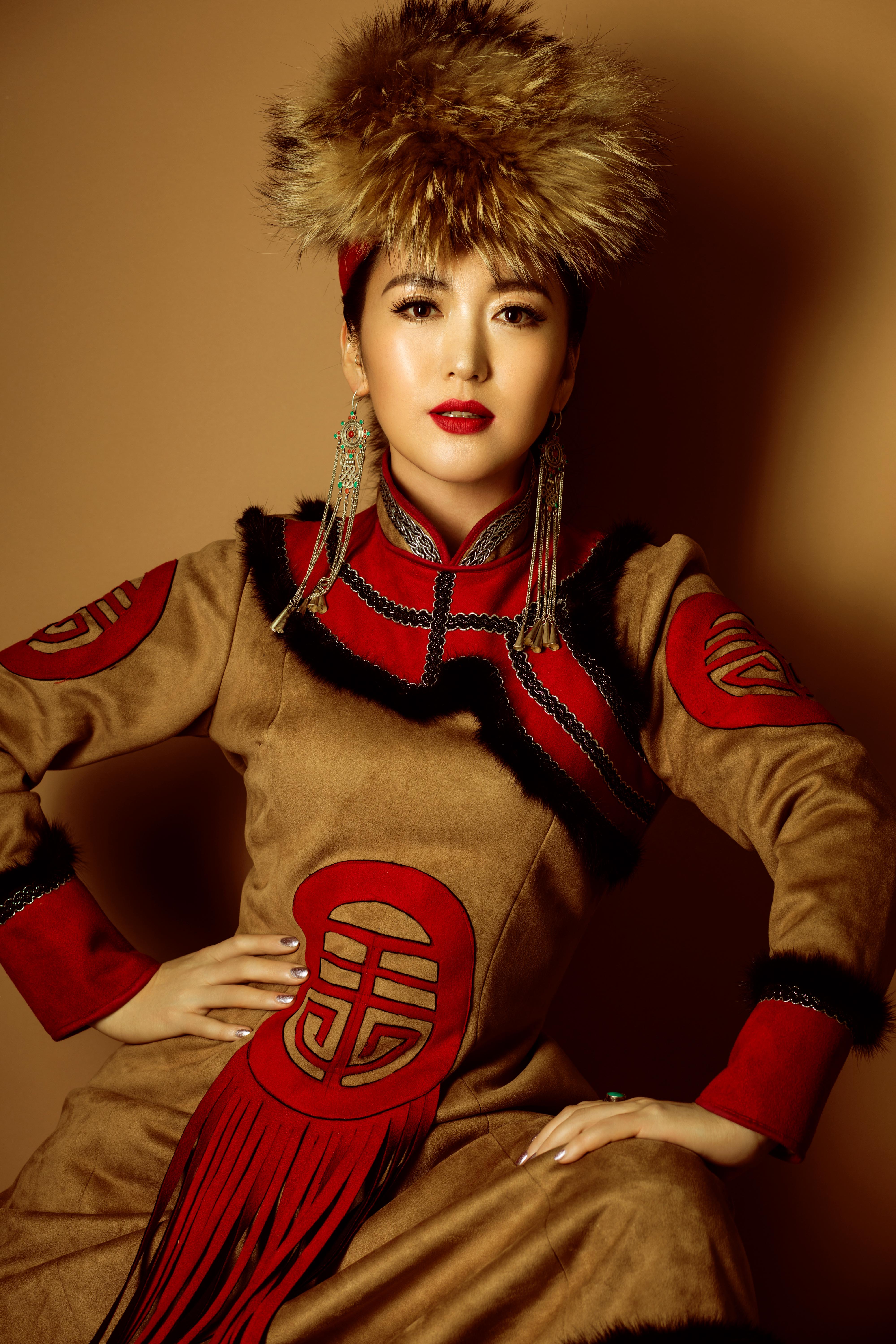  span class="ref" data-ctrid="sn7kaw6hcxkn">达斡尔族女高音歌唱家