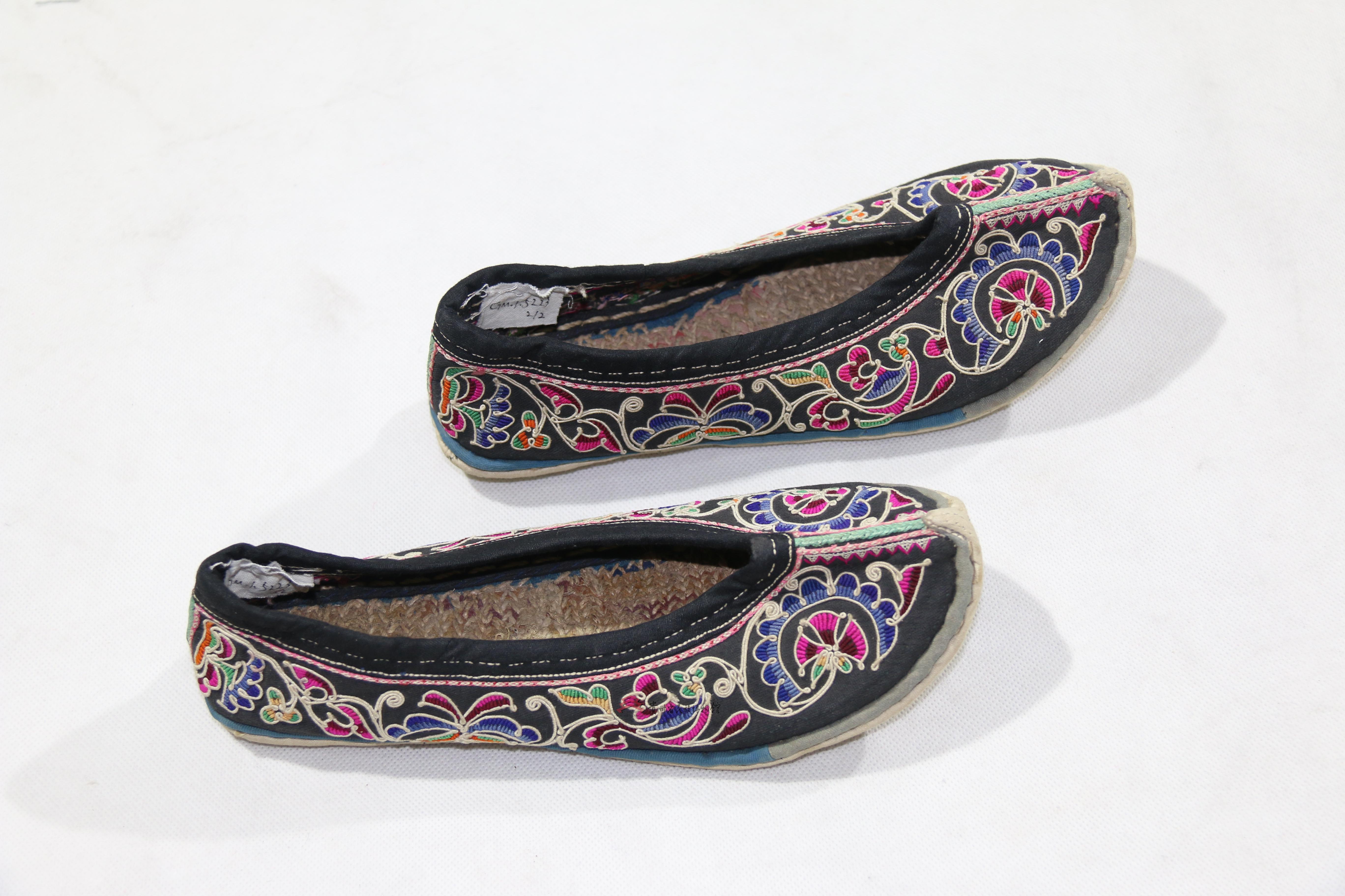 当代云南弥勒彝族缠绣花草纹布鞋