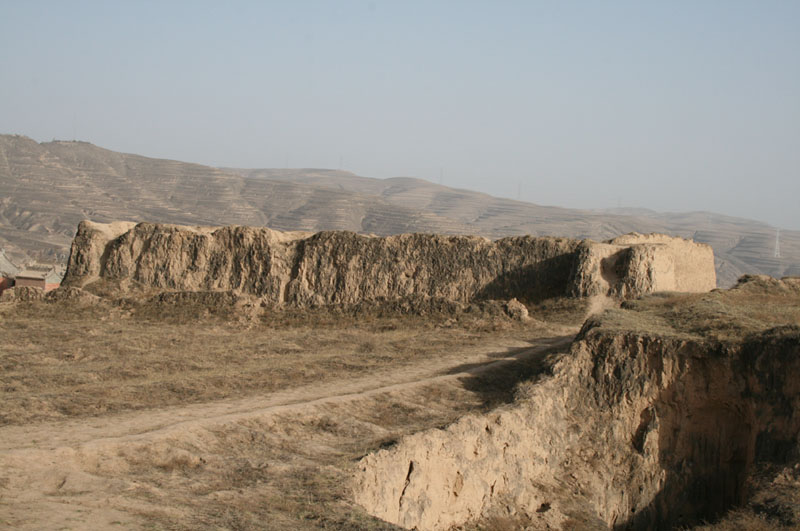 位于会宁县城以西西岩山梁顶.