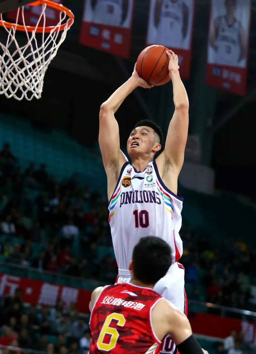 朱旭航,1993年12月24日出生于河南省洛阳市汝阳县,中国职业篮球运动员