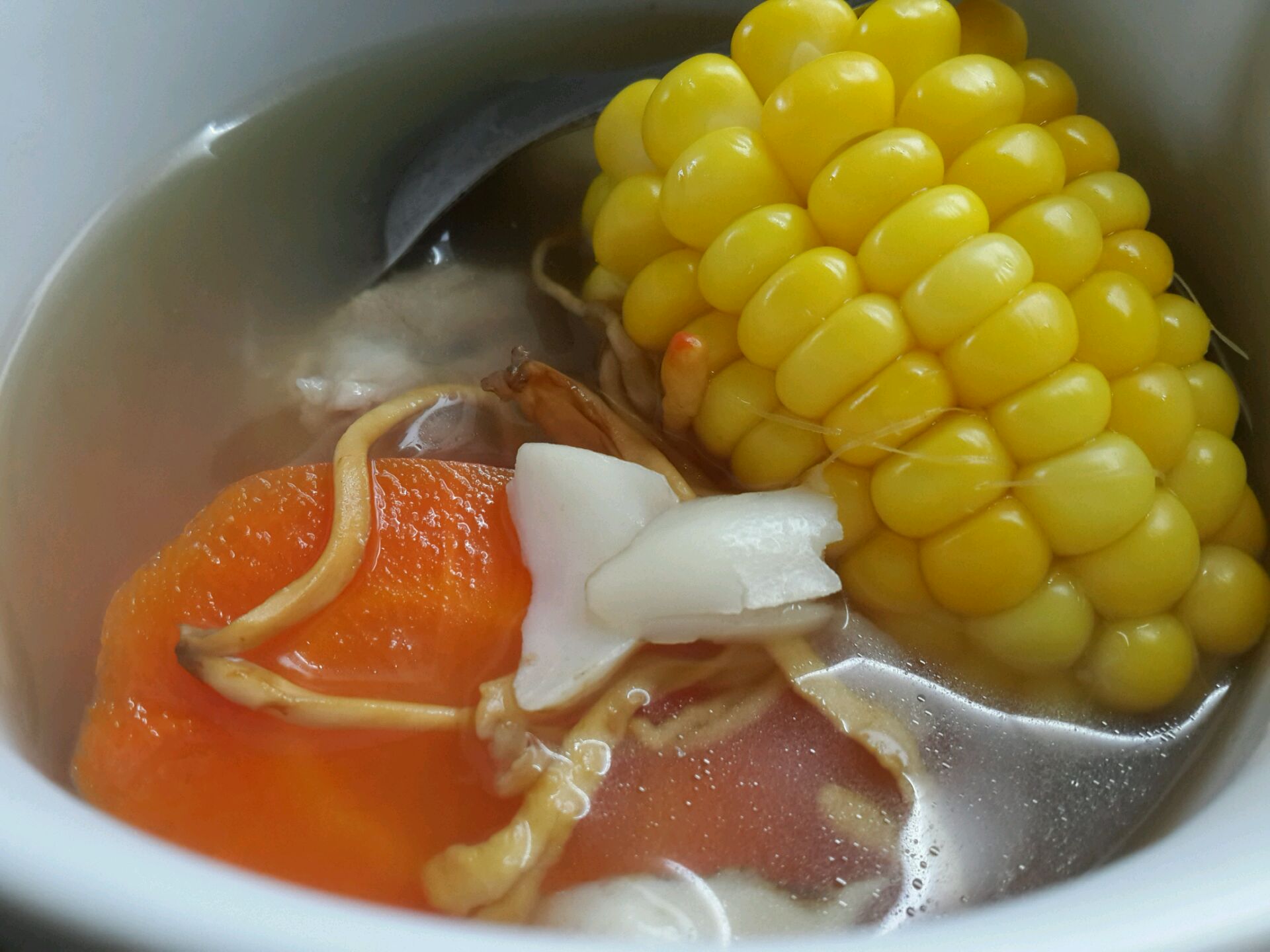 红萝卜玉米瘦肉汤