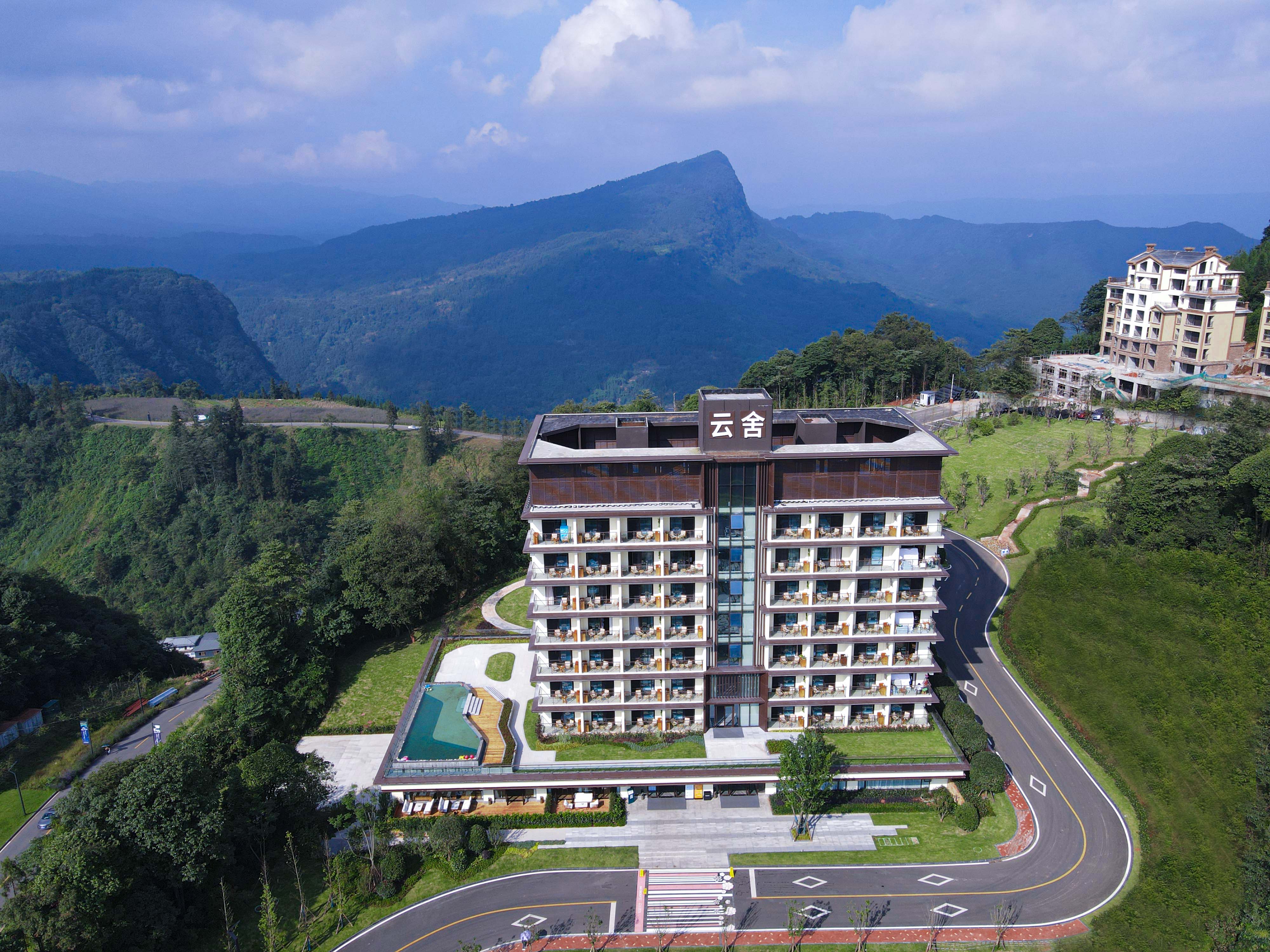 村·海子山国际生态旅游康养基地,位于中国四川省"天府之肺"雅安市