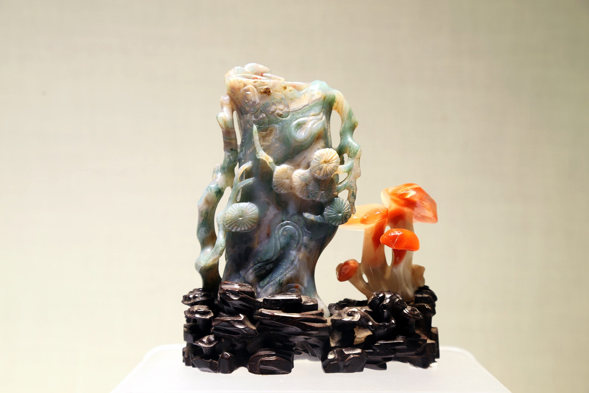 al">玛瑙属中档宝石,具有多种天然色彩和条带花纹,是雕刻的理想材料