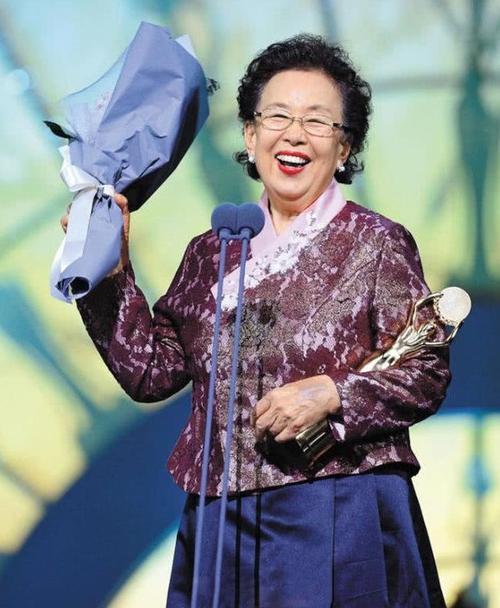 1941年11月30日出生于中国北京,毕业于首尔昌德女子高中,韩国女演员