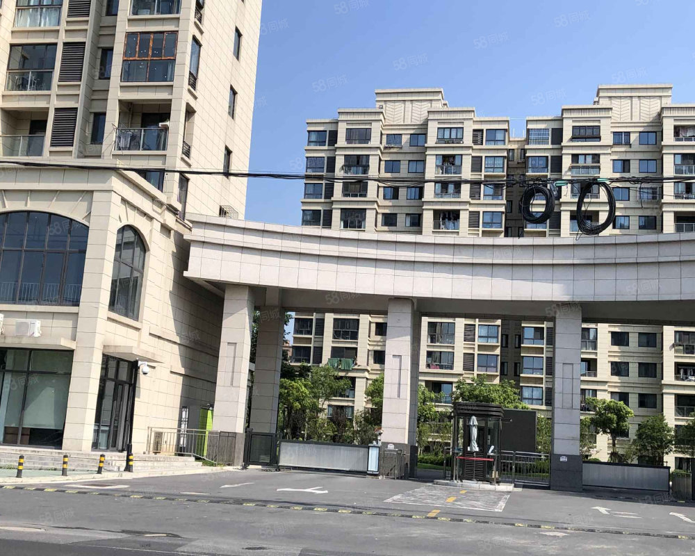 清泉警苑位于上海市松江泗泾,共计房屋369户.