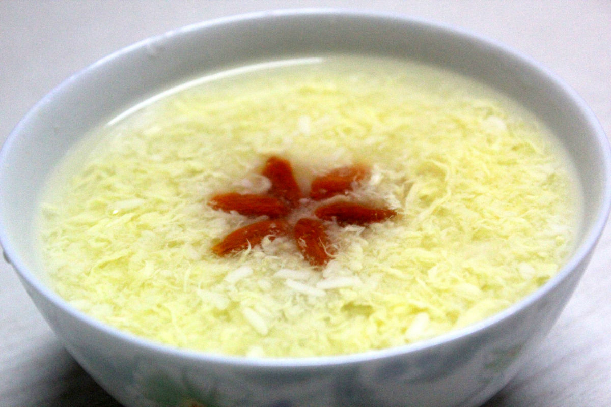  p>醪糟飞蛋是以鸡蛋为原料的菜品. /p>