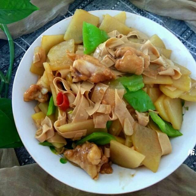土豆片炖干豆腐