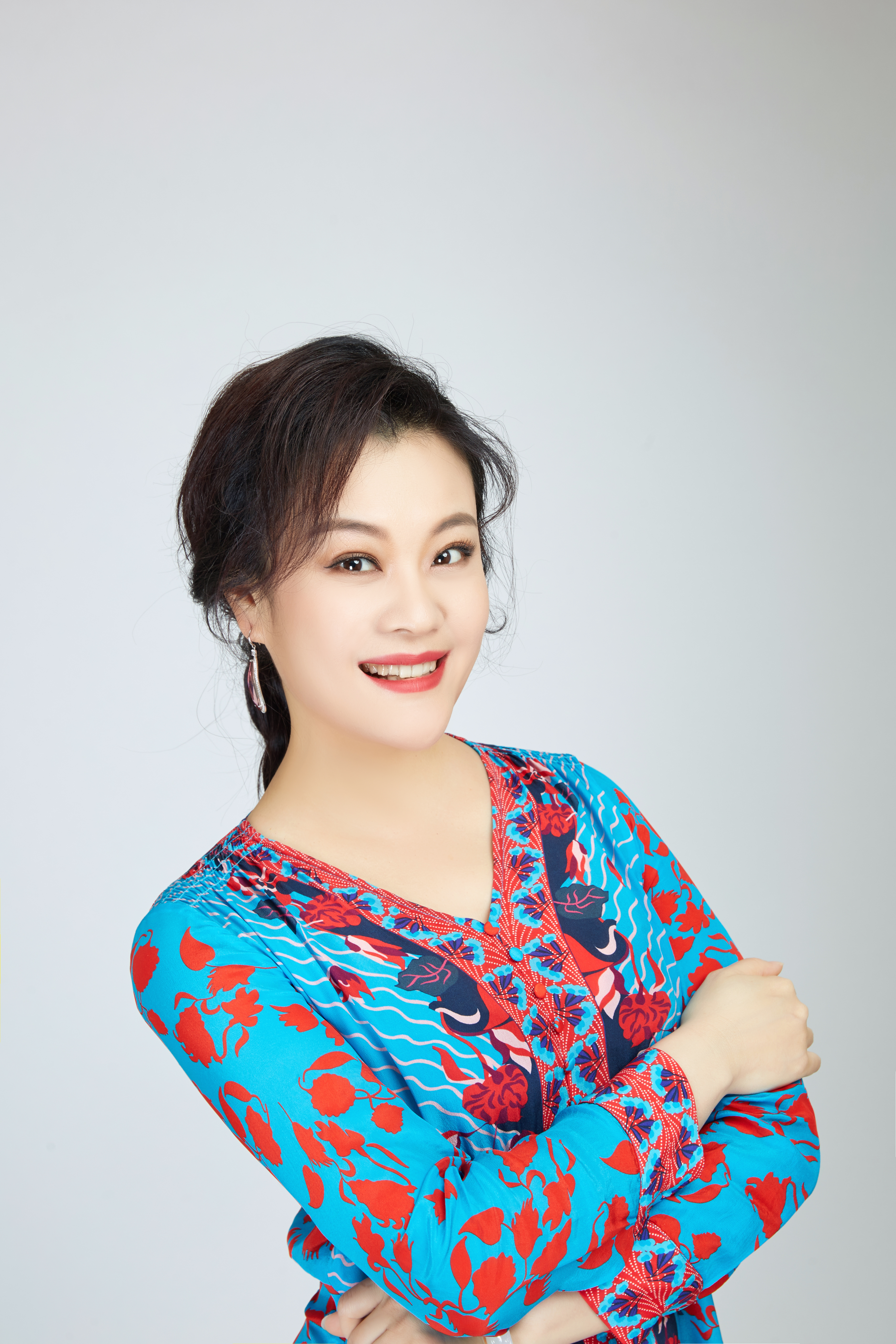  p data-id="gnbr8tbo91">许海霞,出生于山西民歌之乡河曲,中国内地