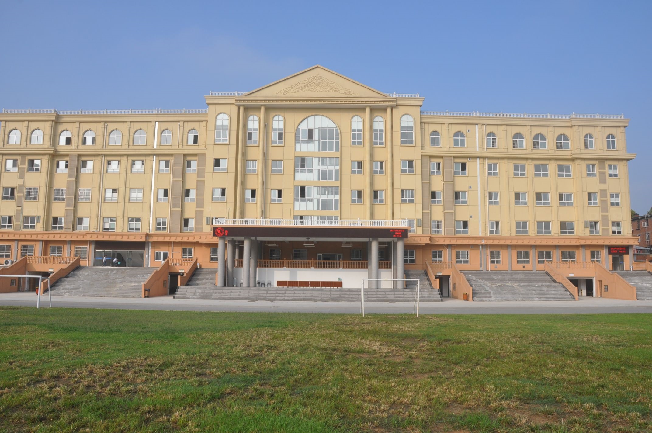 陕飞二中是位于陕西省汉中市 a target="_blank" href="/item/城固县