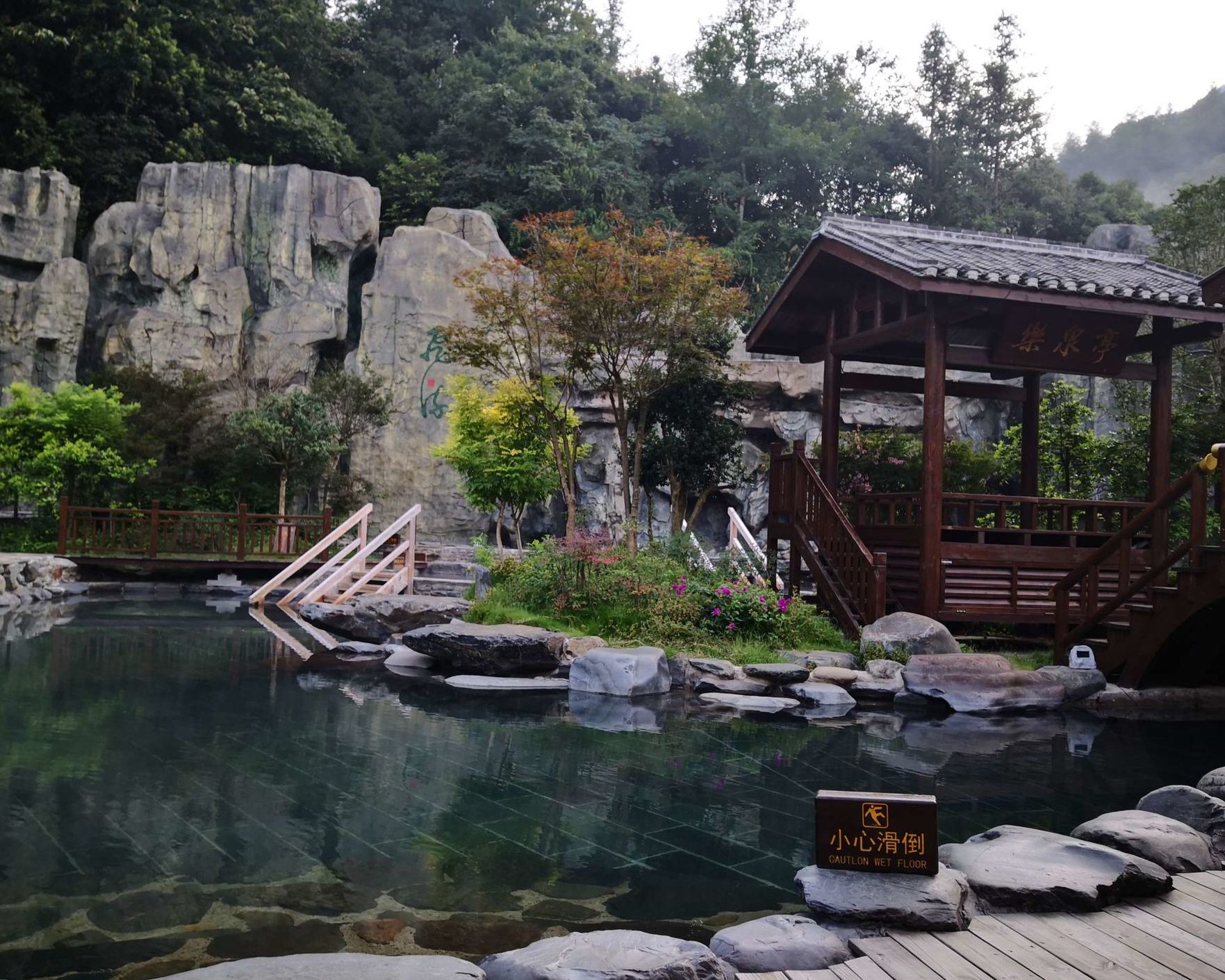 >铜鼓汤里森林温泉度假景区是国家aaaa级景区,位于铜鼓县大塅镇隘口村