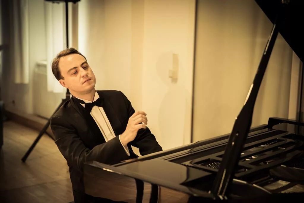 kharin),欧洲杰出青年钢琴家,1974年出生在莫斯科,维也纳国立音乐与