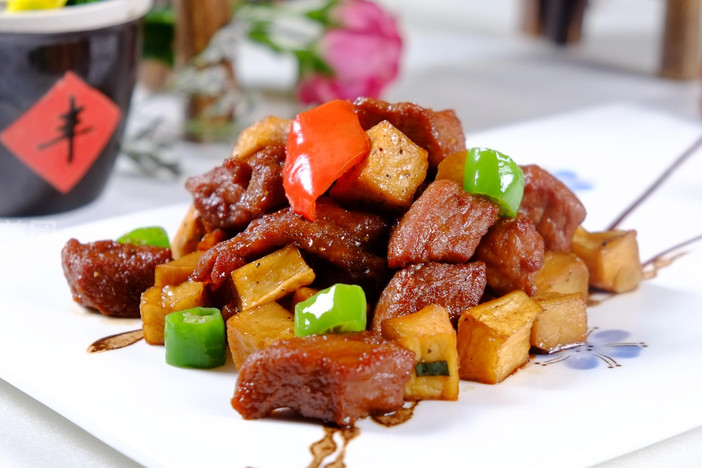  p>杏鲍菇牛肉粒是一道菜品,主要食材是鲜牛肉粒,豌豆,杏鲍菇等,调料